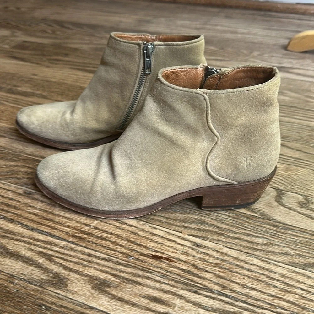 Frye Carson Piping Booties for Women Tan Suede 7.5 GUC